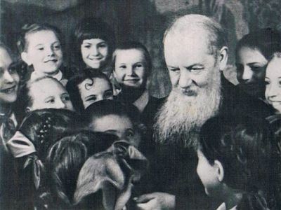 П.П. Бажов за беседой с учениками областной школы, февраль 1946 г.