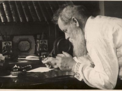 Павел Бажов за работой