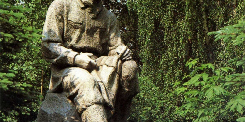 Памятник на могиле Бажова